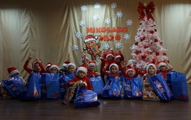 Dzieci z paczkami świątecznymi 