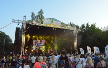 Na zdjęciu widać scenę i bawiącą się podczas koncertu publiczność 