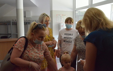 Na zdjęciu widać widz&oacute;w wchodzących na salę teatralną 