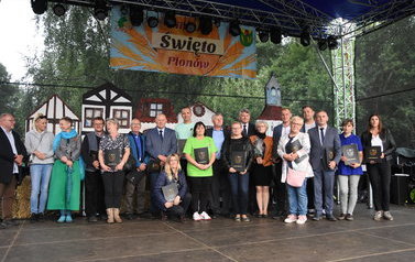 Grupowe zdjęcia laureat&oacute;w wyr&oacute;żnionych w konkursie "Piękna Wieś"   