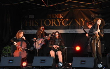 Koncert dziewanny z gitarzystą, wiolonczelistką i klarnecistką 