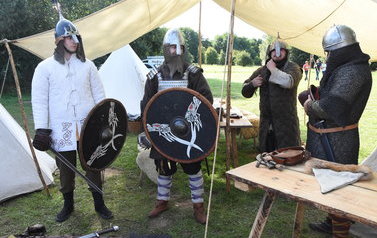 Członkowie grupy rekonstrukcji historycznej przebrani za średniowiecznych wojownik&oacute;w 