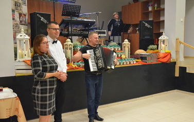 Przemowa w&oacute;jta z sołtysem wsi Wrząca podczas otwarcia Balu Seniora 