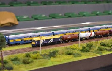 Na zdjęciu widać miniaturowe kolejki na torach