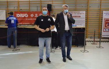 Na zdjęciu widać w&oacute;jta Leszka Kulińskiego podczas przemowy rozpoczynającej pokaz miniatur