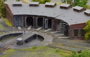 Na zdjęciu widać miniaturowy warsztat naprawczy toboru kolejowego, kt&oacute;ry jest elementem makiety