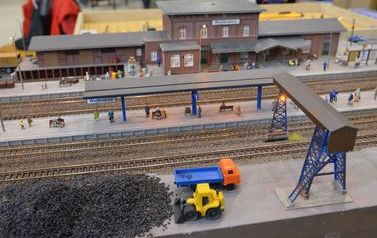 na zdjęciu widać miniaturową stację kolejową 