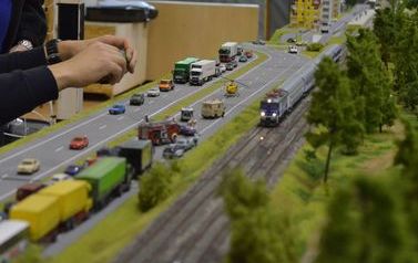 Na zdjęciu widać miniaturową kolejką poruszającą się po torach na specjalnej makiecie 