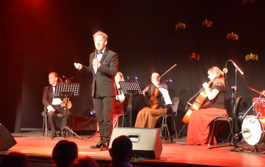 Prowadzący zapowiadający koncert orkiestry 