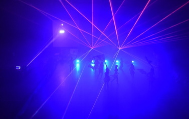 Na zdjęciu widać pokaz laserowy w ramach tradycyjnego puszczania "światełka do nieba" 