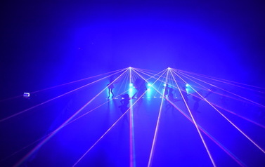 Na zdjęciu widać pokaz laserowy w ramach "światełka do nieba" 