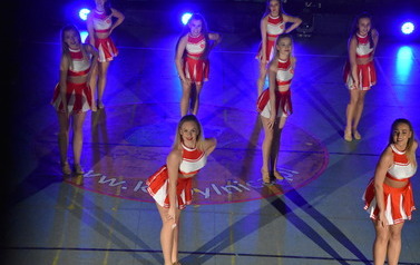 Na zdjęciu widać tańczące cheerleaderki