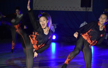 Zdjęcie prezentuje grupę tańczących cheerleaderek  
