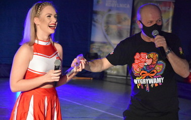 Na zdjęciu widać cheerleaderkę oraz konferansjera 