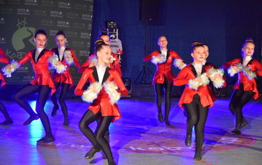 Zdjęcie prezentuje grupę tańczących cheerleaderek  