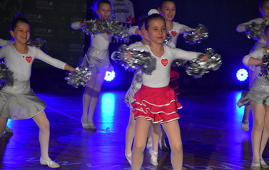Zdjęcie prezentuje grupę tańczących cheerleaderek  