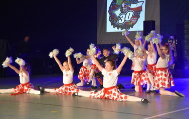 Na zdjęciu widać grupę tańczących cheerleaderek 