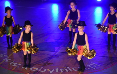 Na zdjęciu widać tańczące cheerleaderki