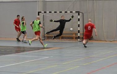 Zdjęcie pokazuje obronę strzału przez bramkarza 