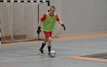 Zdjęcie przedstawia bramkarza wyprowadzającego piłkę do gry
