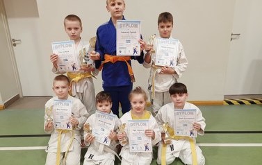 od-lewej-z-tylu-piotr-klobuch-aleksander-przyborek-dominik-kosenczuk-z-przodu-maciej-wrzesniak-milosz-kosenczuk-maja-wasowicz-jakub-niewiadomski