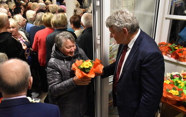 Zdjęcie pokazuje W&oacute;jta Gminy Leszka Kulińskiego wręczającego kwiaty 