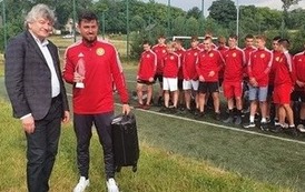Zdjęcie drużyny z trenerem Krzysztofem M&uuml;llerem i W&oacute;jtem Gminy Kobylnica Leszkiem Kulińskim  