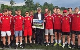 Grupowe zdjęcie drużyny z W&oacute;jtem Gminy Kobylnica Leszkiem Kulińskim  