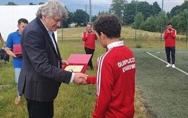 Wręczenie upominku dla zawodnika przez W&oacute;jta Gminy Kobylnica Leszka Kulińskiego 