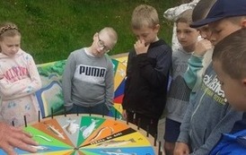 Dzieci na naukowym pikniku.