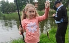 dziewczynka złowiła rybę.