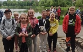 Dzieci na naukowym pikniku.