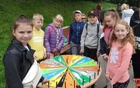 Dzieci na naukowym pikniku.