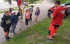 Dzieci na naukowym pikniku.