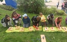 Dzieci na naukowym pikniku.