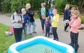 Dzieci na naukowym pikniku.