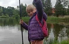 Dziewczynka wędkuje. 