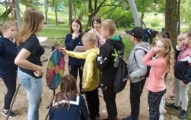 Dzieci na naukowym pikniku.