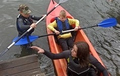 Dzieci pływają w kajaku.