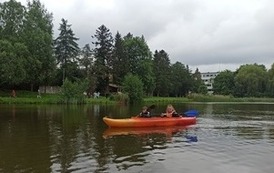 Dziewczynki pływają na kajakach. 