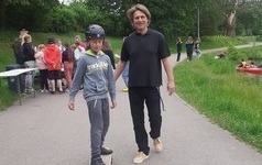 Chłopiec na deskorolce.