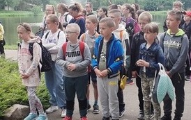 Dzieci na naukowym pikniku.