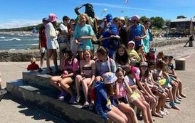 Koloniści w Ustce przy pomniku Syrenki