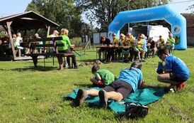 Uczestnicy rajdu odpoczywający na mecie