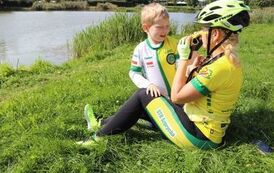 Uczestniczka rajdu z dzieckiem