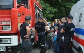 Dzieci przy wozie straży pożarnej