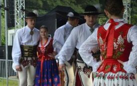 G&oacute;ralska para stoi czekając na taniec