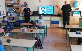 Dzieci ogladają w klasie filmik edukacyjny