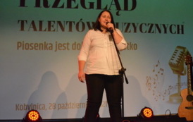 Uczestnika konkursu Przegląd Muzycznych Talent&oacute;w wykonuje utw&oacute;r muzyczny 