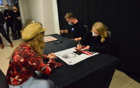 Na fotografii widać Kaśkę Sochacka rozdającą autografy fanom 